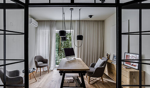 Дом в окружении реликтовых сосен.