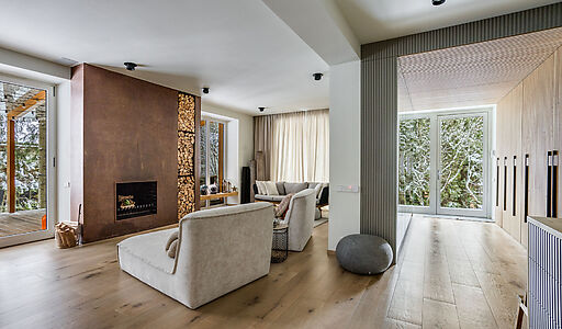 Дом в окружении реликтовых сосен.