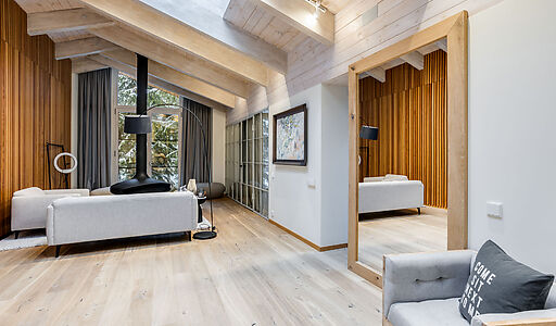 Дом в окружении реликтовых сосен.