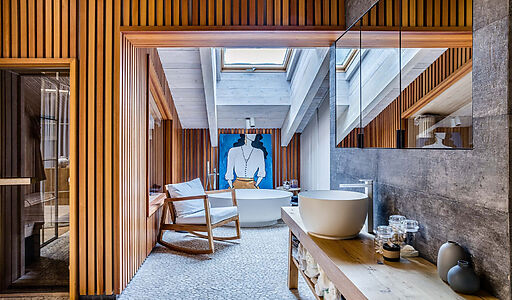 Дом в окружении реликтовых сосен.