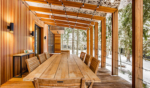 Дом в окружении реликтовых сосен.