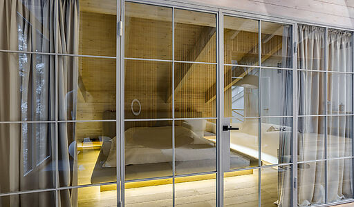 Дом в окружении реликтовых сосен.