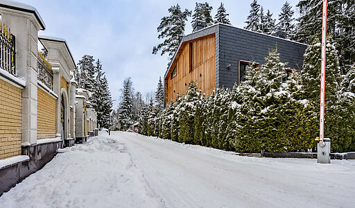 Дом в окружении реликтовых сосен.