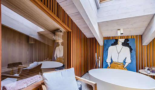 Дом в окружении реликтовых сосен.