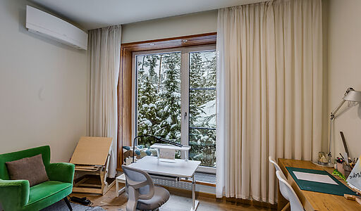 Дом в окружении реликтовых сосен.