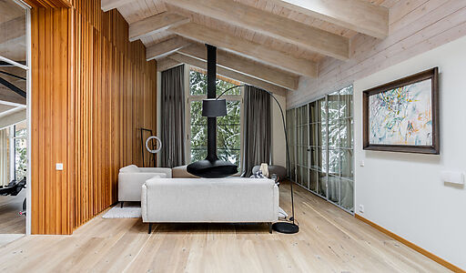 Дом в окружении реликтовых сосен.