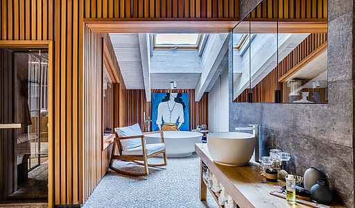 Дом в окружении реликтовых сосен.