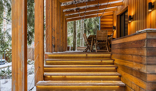 Дом в окружении реликтовых сосен.