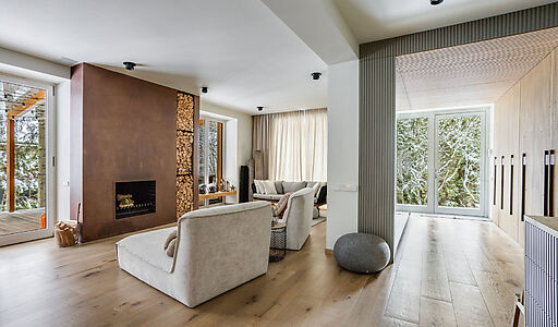 Дом в окружении реликтовых сосен.