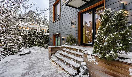 Дом в окружении реликтовых сосен.