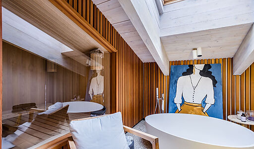 Дом в окружении реликтовых сосен.