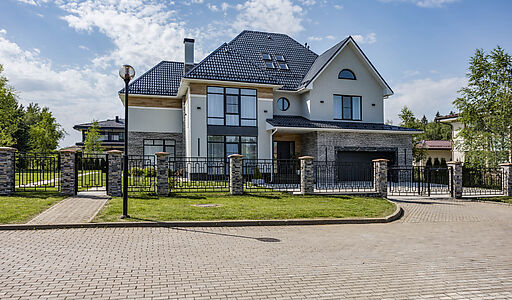 Уютный дом среди вековых сосен