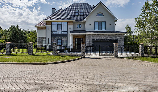 Уютный дом среди вековых сосен