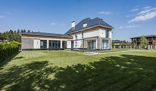 Уютный дом среди вековых сосен