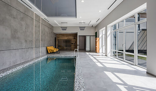 Уютный дом среди вековых сосен