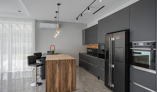 Уютный дом среди вековых сосен