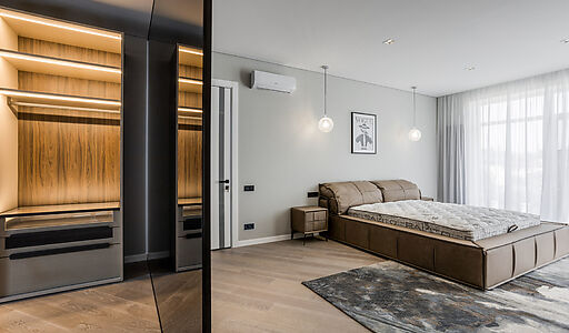 Уютный дом среди вековых сосен