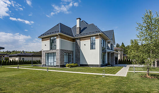 Уютный дом среди вековых сосен