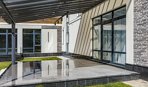 Уютный дом среди вековых сосен