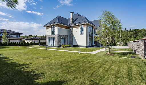 Уютный дом среди вековых сосен