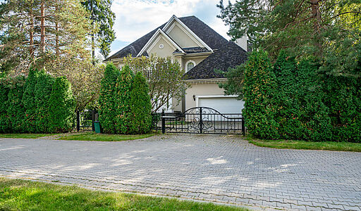 Дом на лесном участке в Николино