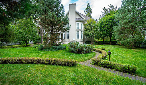 Дом на лесном участке в Николино