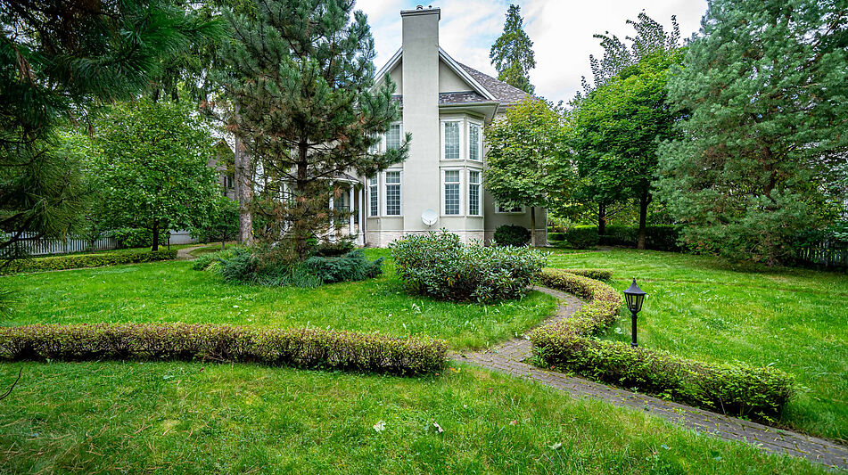 Дом на лесном участке в Николино