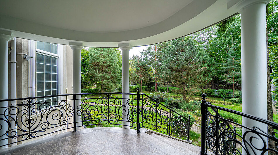 Дом на лесном участке в Николино