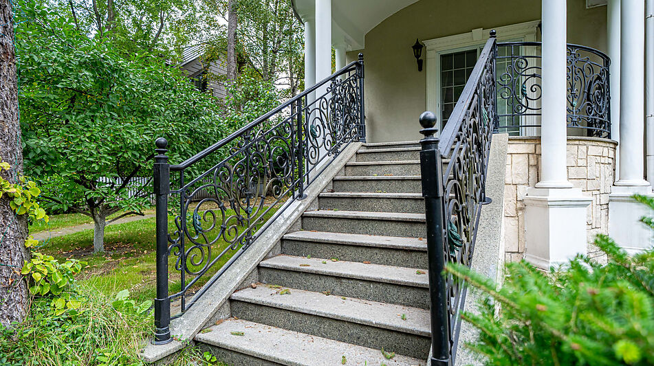 Дом на лесном участке в Николино