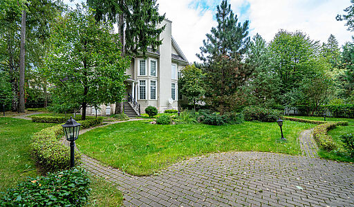 Дом на лесном участке в Николино