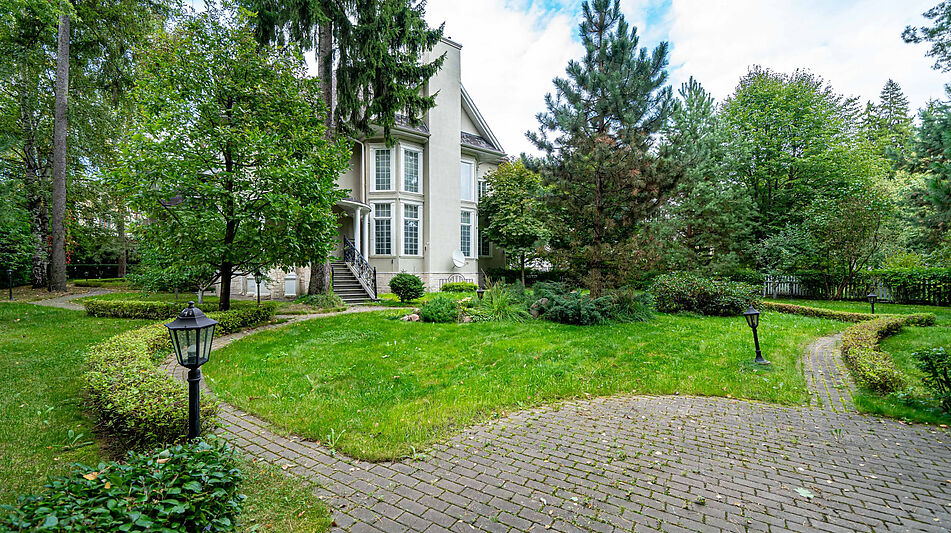 Дом на лесном участке в Николино