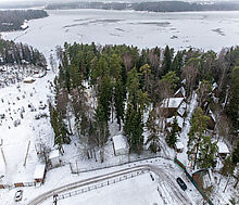 Участок с лесом и причалом у воды