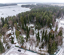 Участок с лесом и причалом у воды