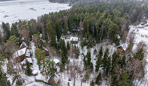 Участок с лесом и причалом у воды