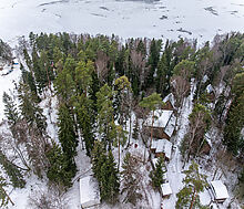 Участок с лесом и причалом у воды