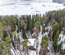 Участок с лесом и причалом у воды