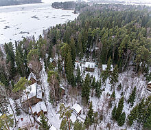 Участок с лесом и причалом у воды