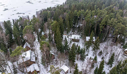 Участок с лесом и причалом у воды