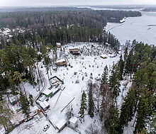Участок с лесом и причалом у воды
