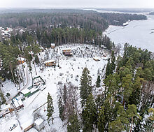Участок с лесом и причалом у воды
