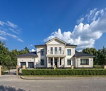 Дом с бассейном в Миллениум парке