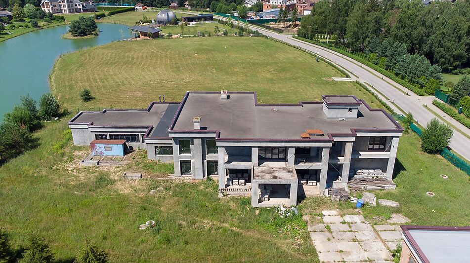 Продается дом на берегу озера