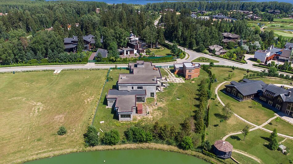 Продается дом на берегу озера