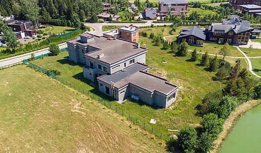 Продается дом на берегу озера