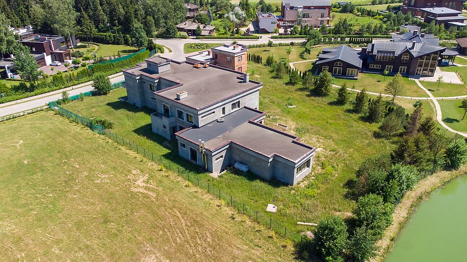 Продается дом на берегу озера