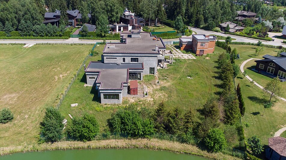 Продается дом на берегу озера