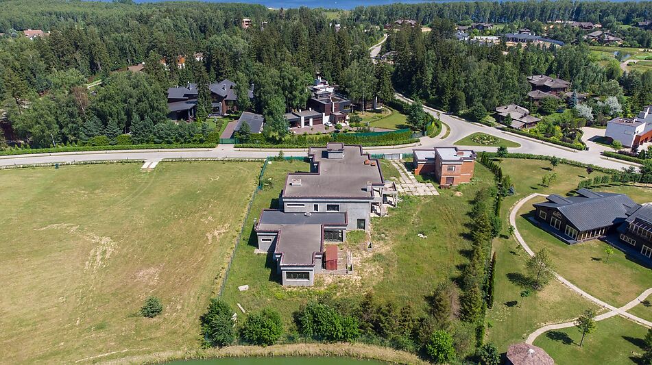 Продается дом на берегу озера