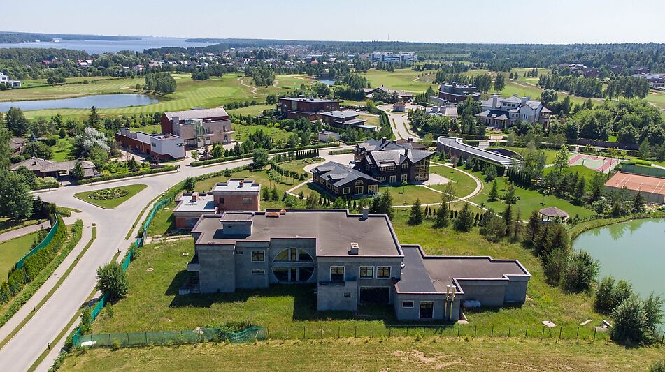 Продается дом на берегу озера