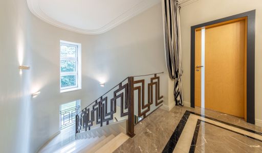 Дом с бассейном в Новогорске