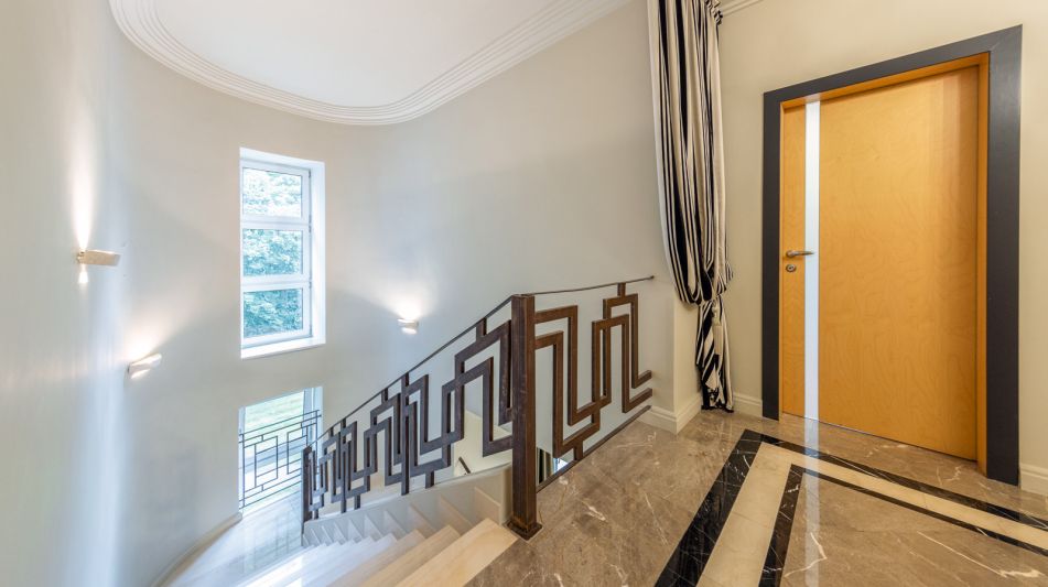 Дом с бассейном в Новогорске